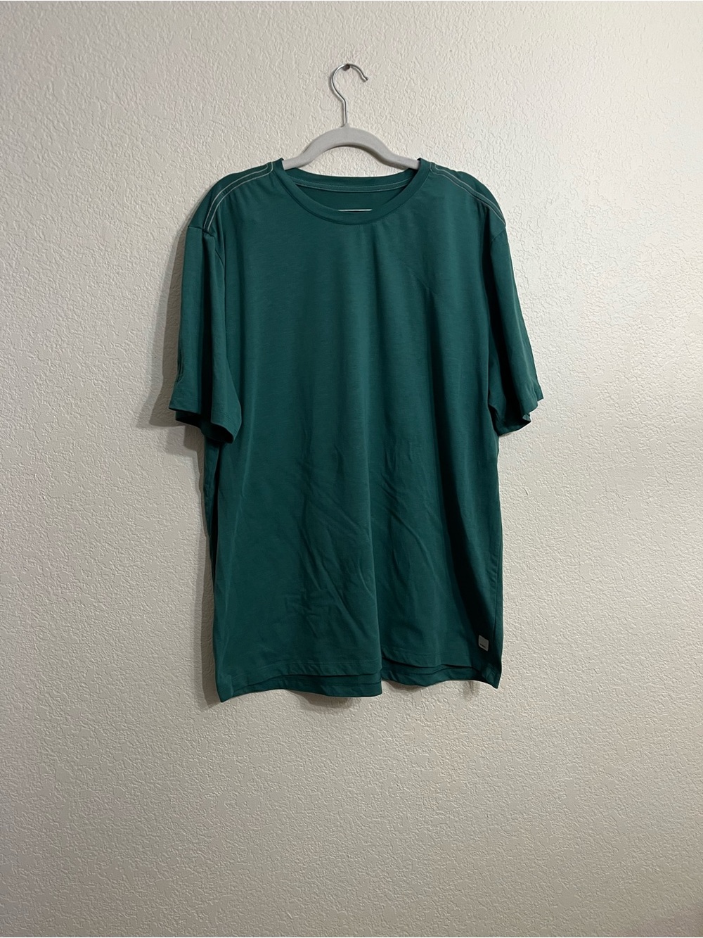 Vuori Men’s Current Tech Tee in Teal Green